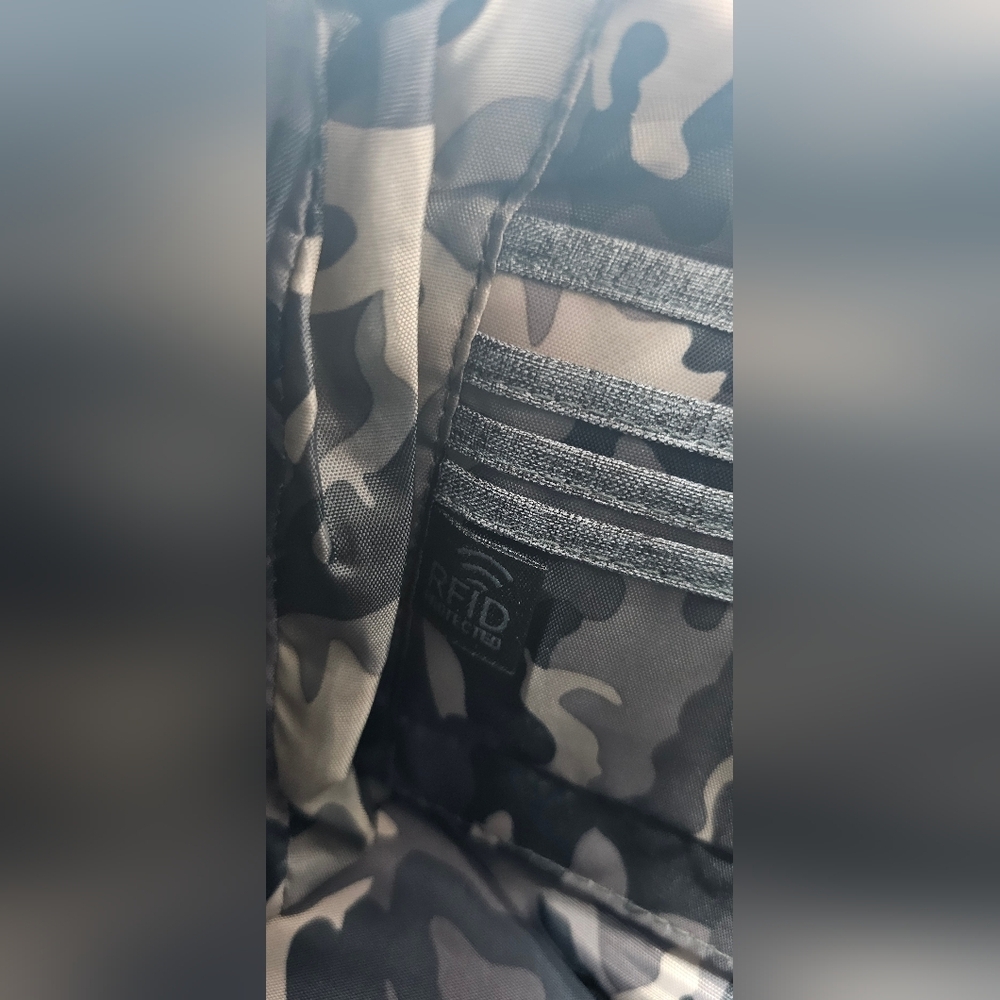 Lug Women's Flare Heather Gray Camo Interior Quilted RFID Crossbody Bag - Picture 13 of 16